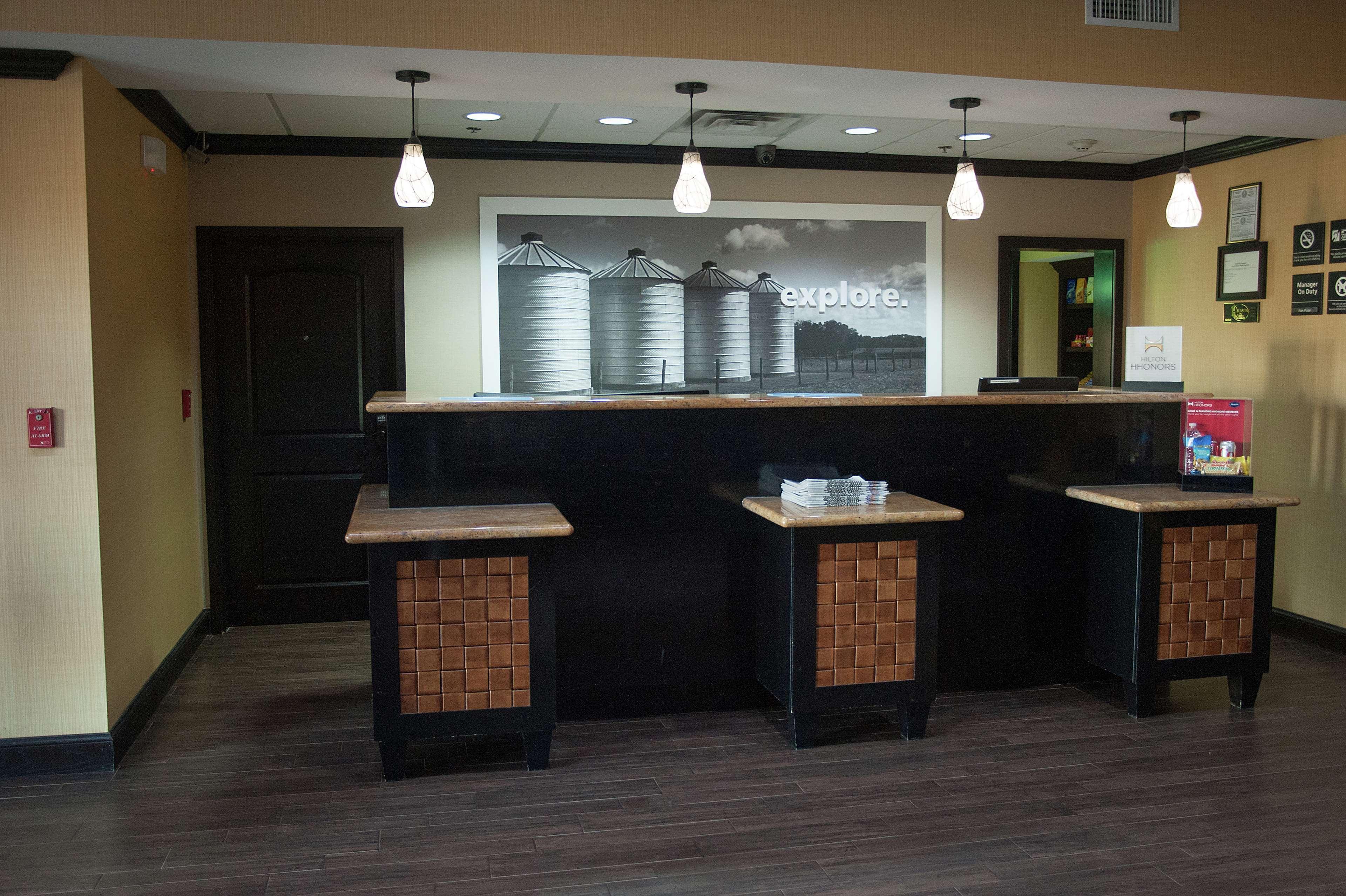 Hampton Inn & Suites Палестайн Екстериор снимка