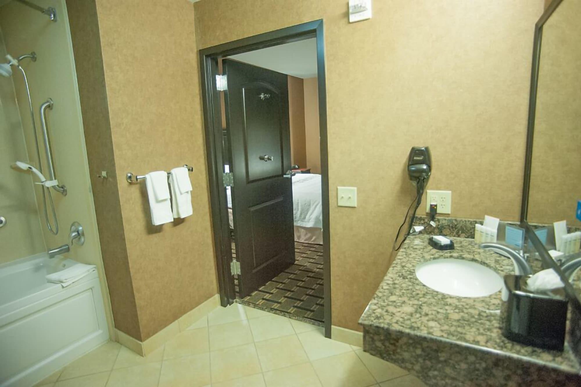 Hampton Inn & Suites Палестайн Екстериор снимка
