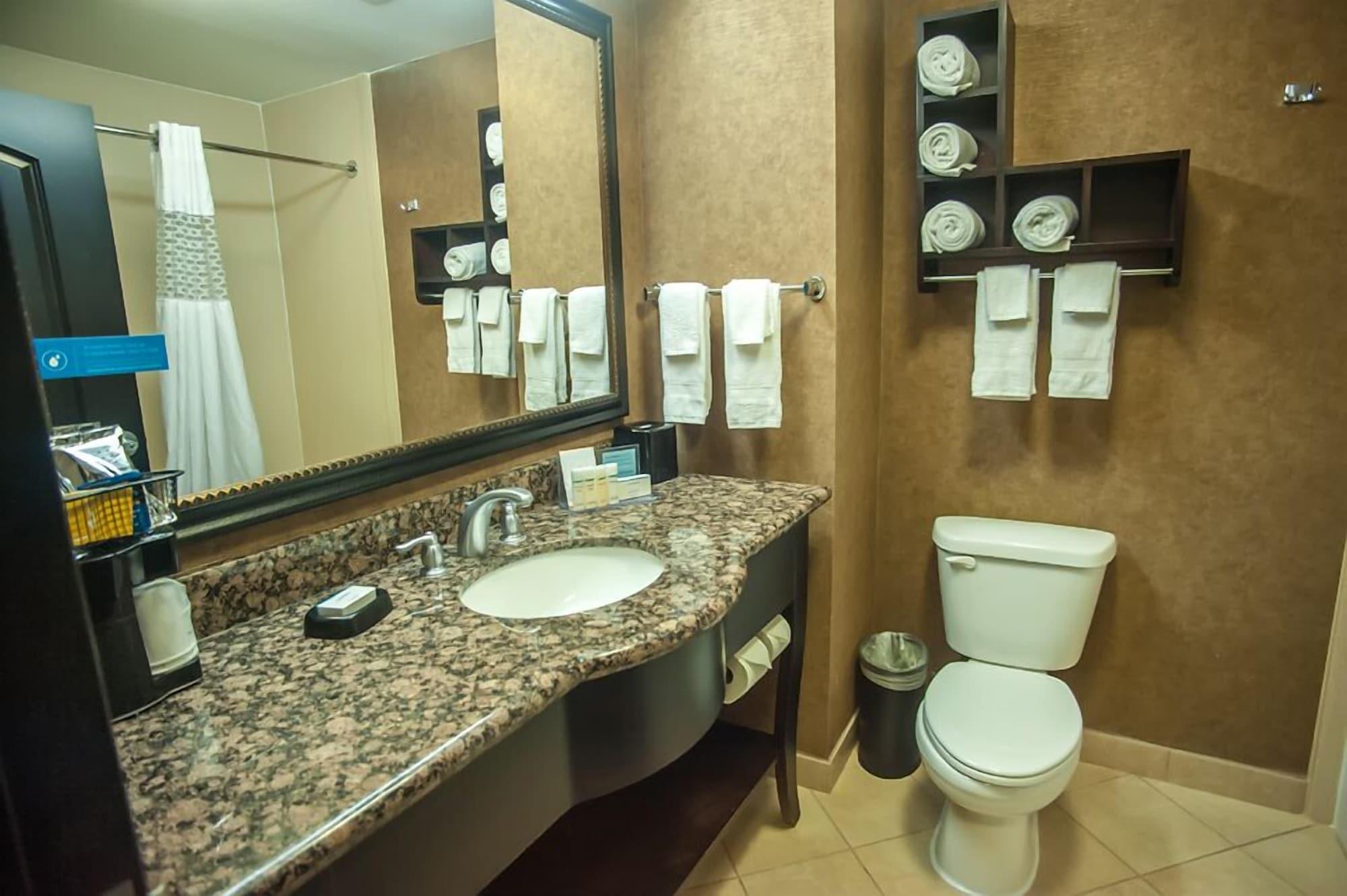 Hampton Inn & Suites Палестайн Екстериор снимка